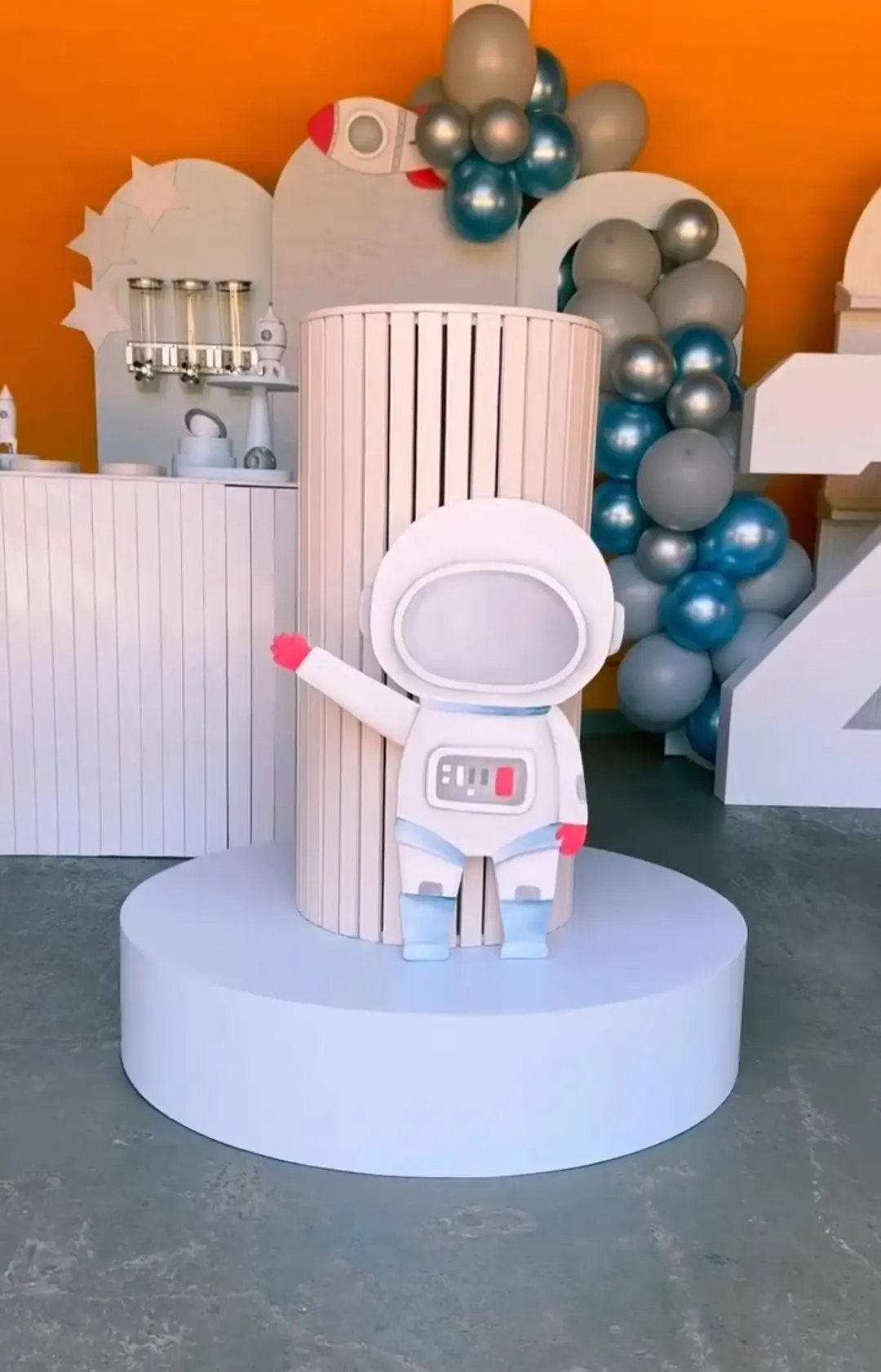 Decoración temática espacial con astronauta
