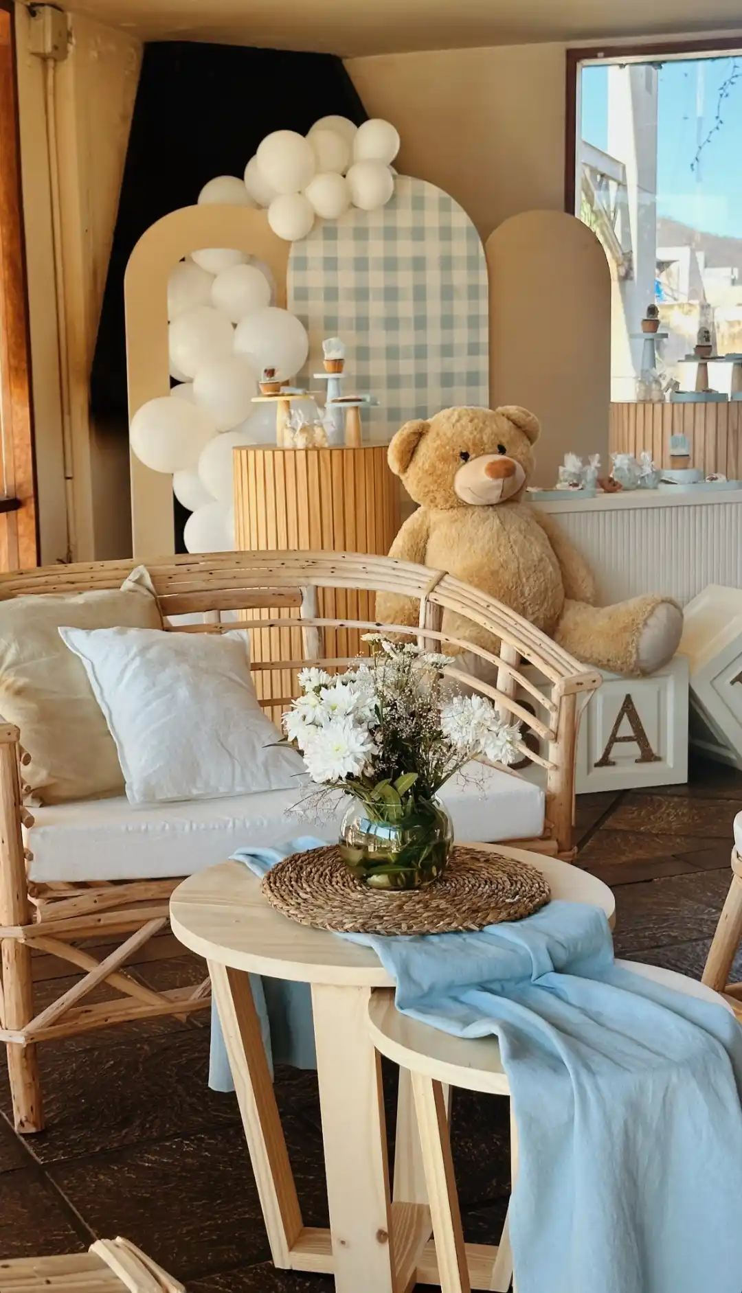 Decoración con arcos y globos blancos