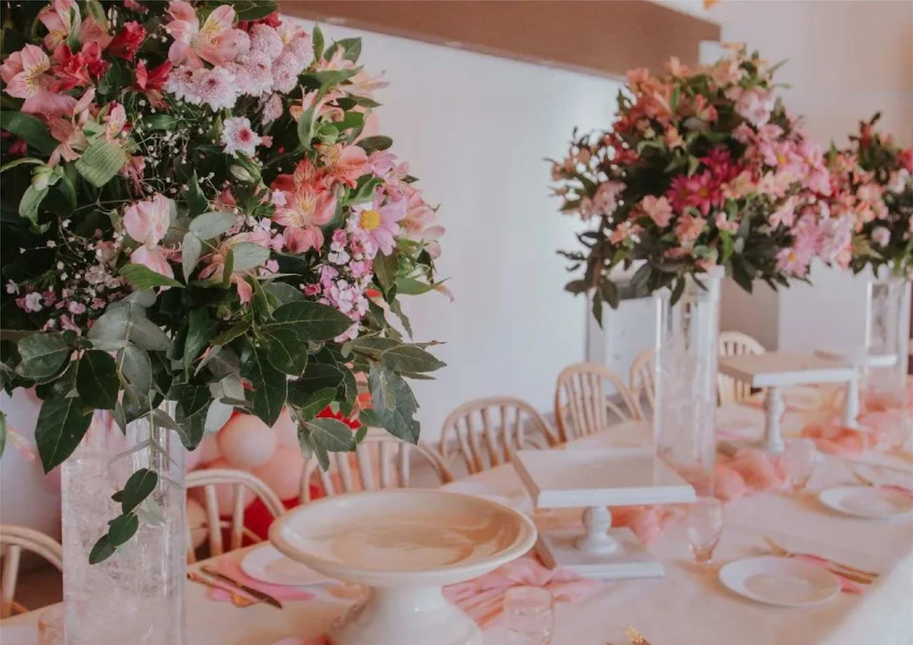 Mesa elegantemente decorada para eventos
